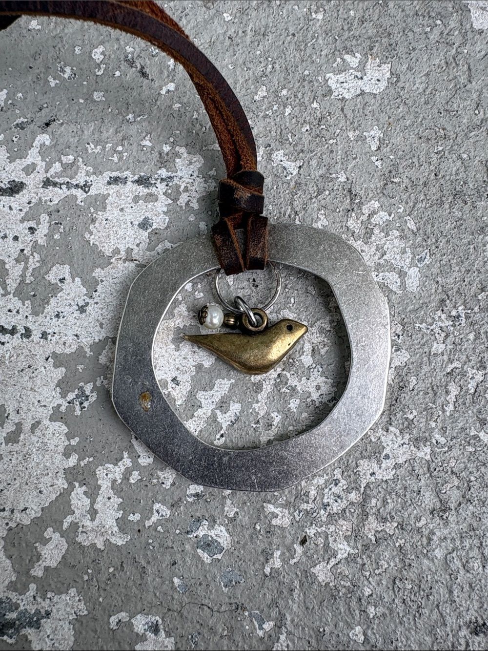 Le Grande Pewter pendant with bird and pearl - Picture 3 of 3
